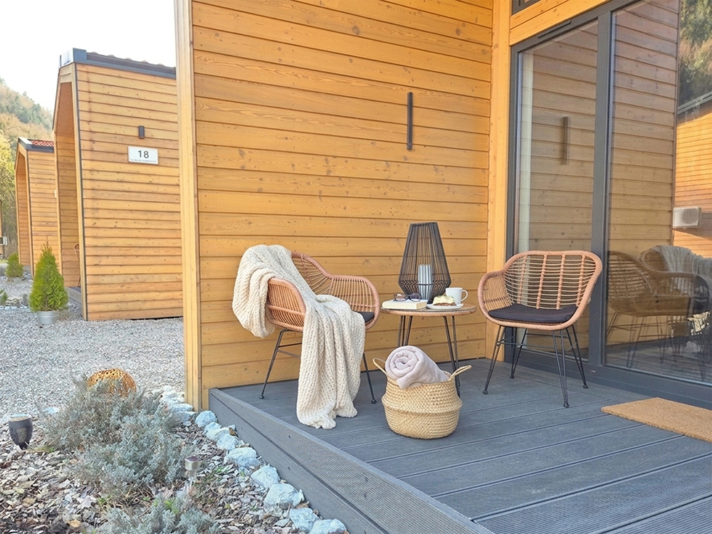 Auf der direkt angrenzenden grosszuegigen überdachten Terrasse lädt das Alpenchalet Wendelstein mit seinen bequemen Loungemöbeln zum entspannen, erholen, lesen oder Kaffeetrinken ein und bietet einen freien Blick auf den Wendelstein und die unberührte Natur.