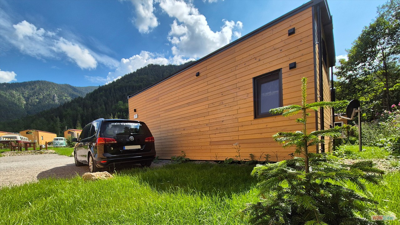 Seitenansicht-Tiny-Chalet-mit-Parkplatz [copyright by Adrian Porwol]