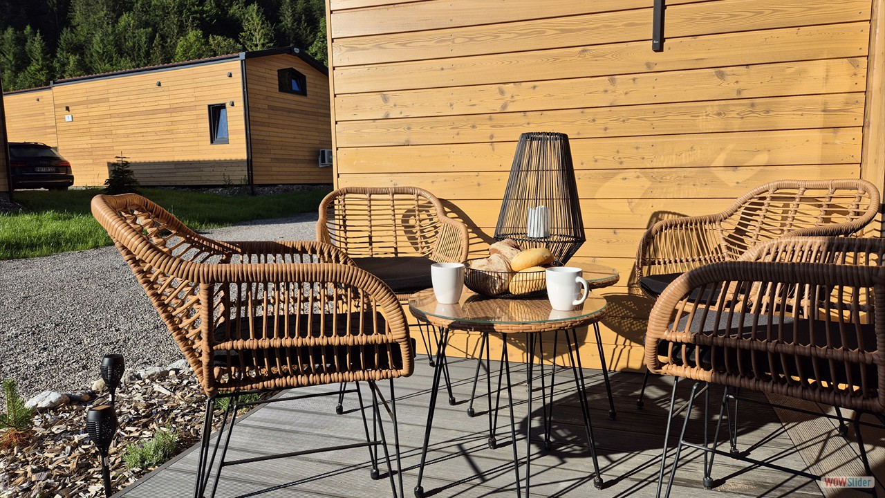fruehstueck-auf-mobilehome-terrasse-mit-sonnenschein [copyright by Adrian Porwol]