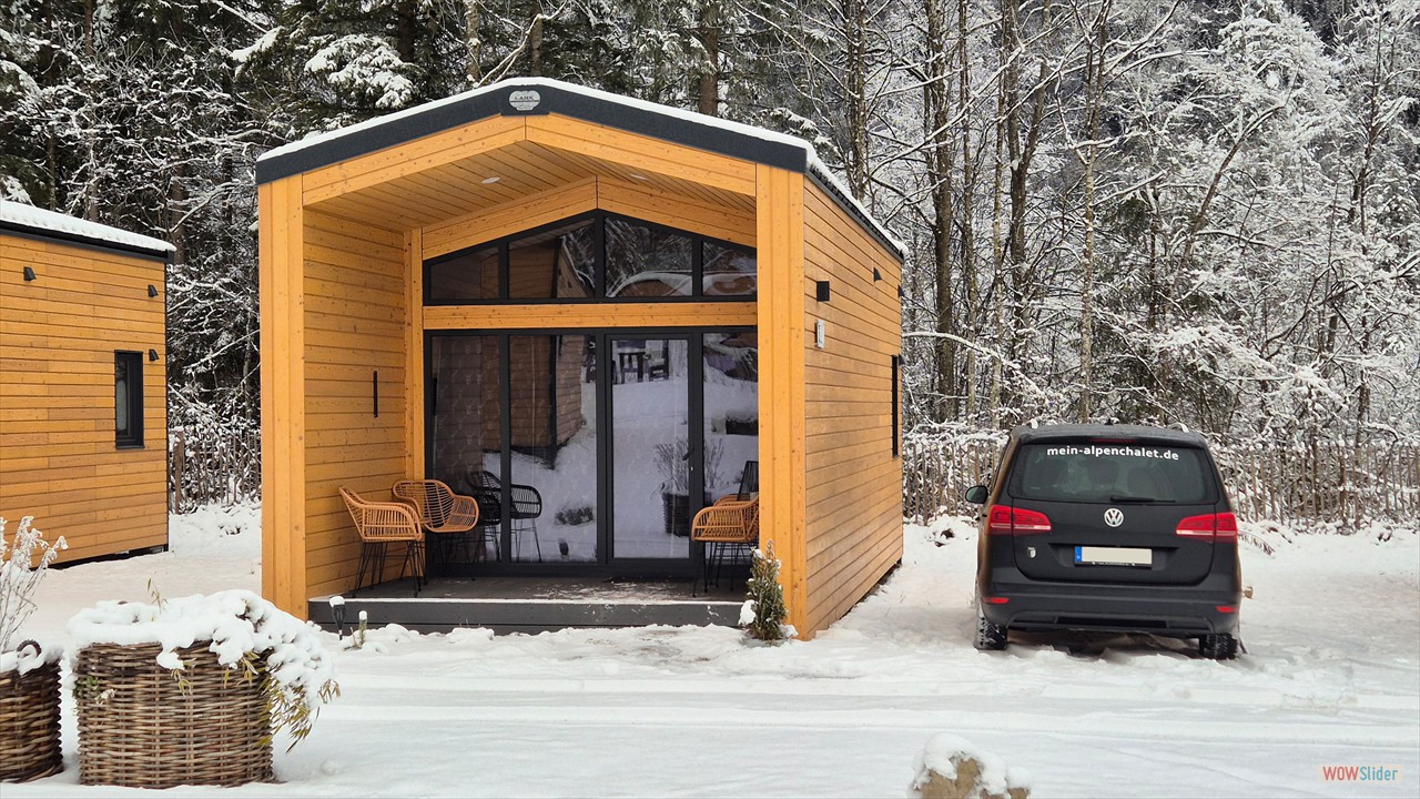 verschneeites-chalet-beheizbar-im-Winter-Urlaub [copyright by Adrian Porwol]