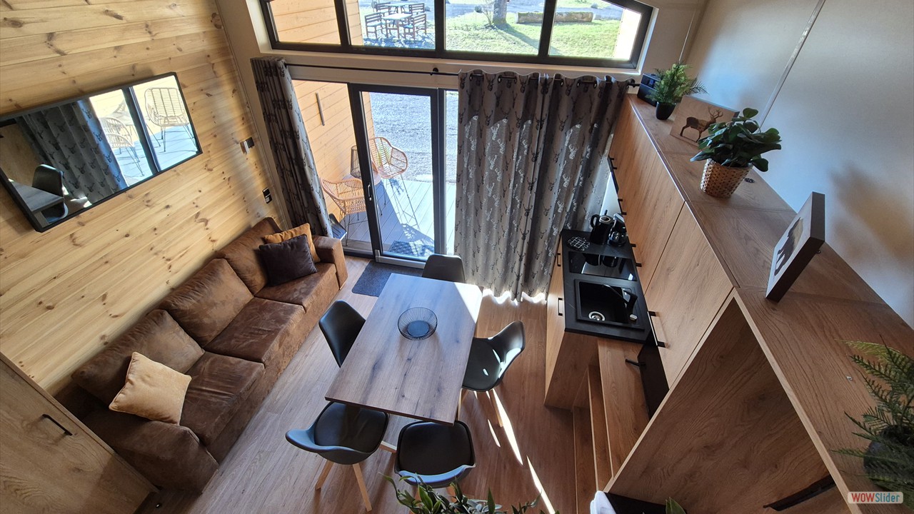 innenansicht-familienzimmer-alpenchalet-mit-aufgang-und-sofa [copyright by Adrian Porwol]